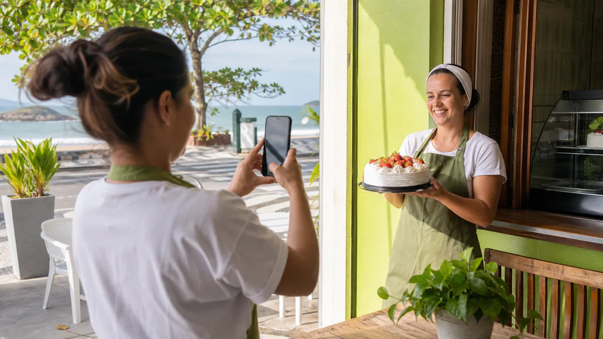 Negócio em Itapoá criando anúncio local com foto real e chamada suave