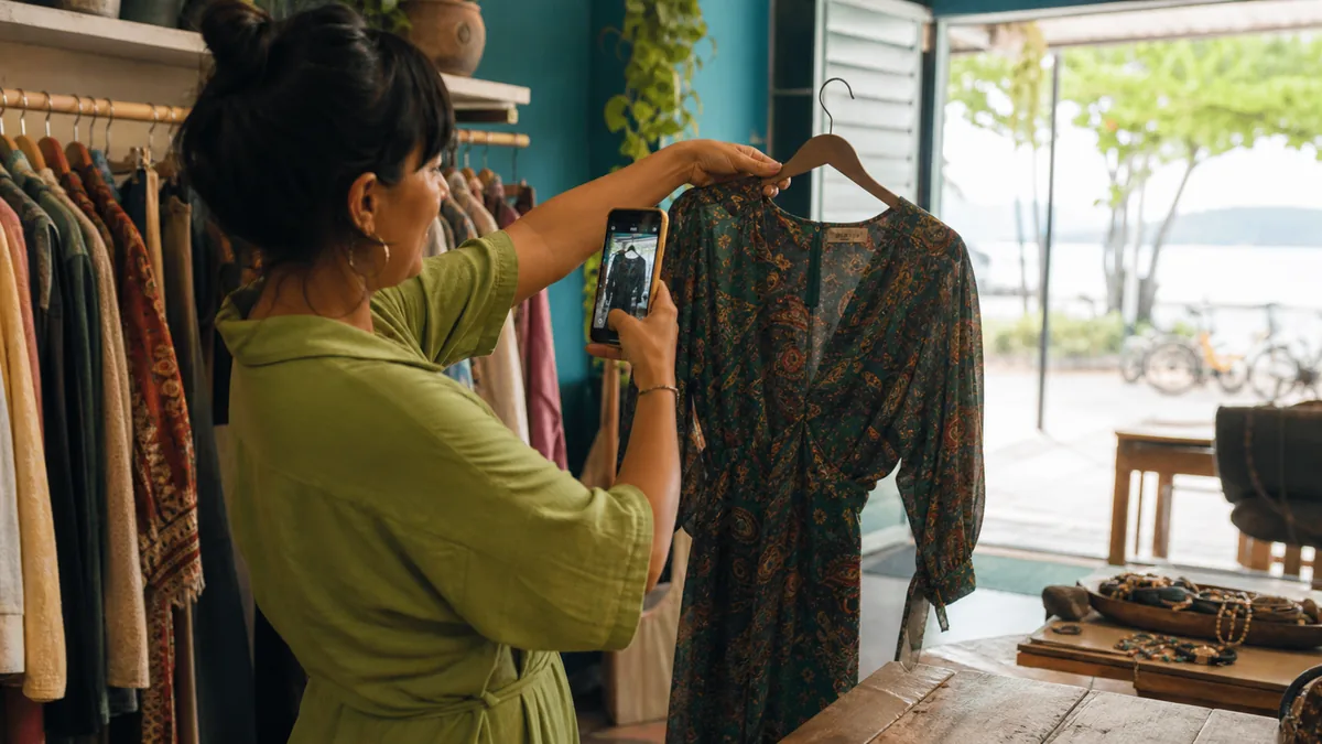 Brechó em Itapoá organizando roupas e vitrine digital para reservas locais