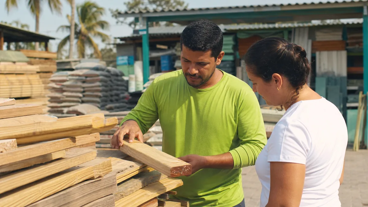 Madeireira em Itapoá separando materiais para obra e atendimento profissional