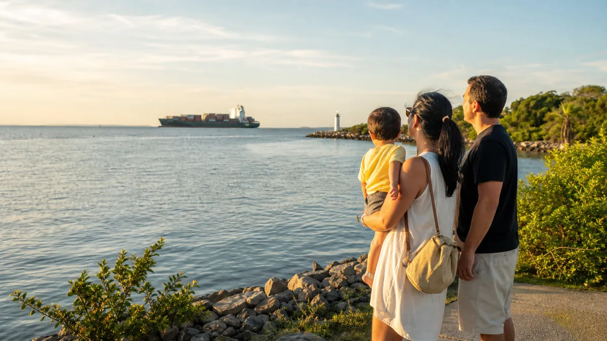 Visitantes observam a Baía da Babitonga e navios a partir do Pontal do Norte