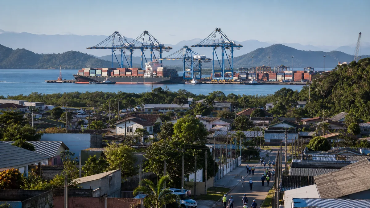 Vista ampla do terminal de contêineres e da cidade de Itapoá